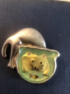 Spilla/spilla gatto firmata TC vintage tono argento pesce nella ciotola pesce - Foto 1 di 5