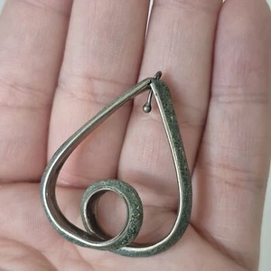 Silver Tone Upside Down Heart Pendant Green Stone Charm Ribbon Stamped Artisan - Picture 1 of 7