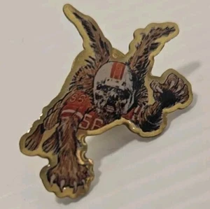 NFL Coca Cola Monsters of The Gridiron Hardy Nickerson Hyäne Anstecknadel - Bild 1 von 3