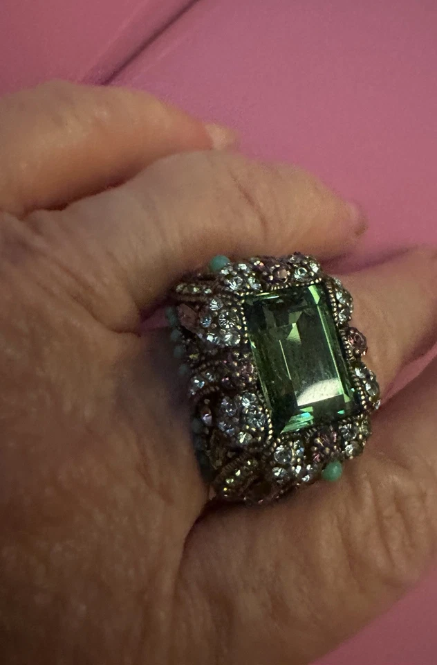 Anillo de cóctel de piedras preciosas verde esmeralda con detalles florales Foto 1 de 4