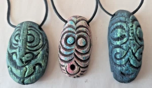 2 Tiki Tony Anhänger Handarbeit signiert Harz Halskette 2,25" hoch & 1 Lai Colinas - Bild 1 von 8