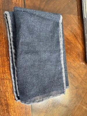Nuevo sin etiquetas Brunello Cucinelli Deep Navy con ribete más ligero lana cuadrado de bolsillo Foto 1 de 3