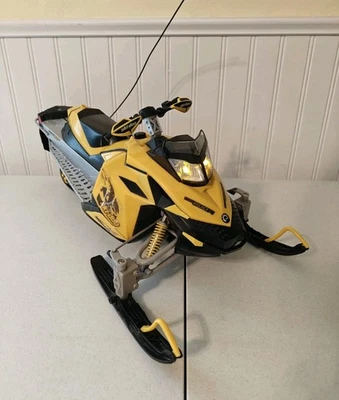 BRP RC Ski-Doo Rotax 800R Moto de Nieve Control Remoto Trineo Coche Bicicleta Amarillo Ski Doo Foto 1 de 4