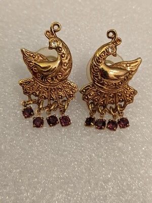 孔雀穿孔耳环带紫色犀牛尾羽毛吊坠金色 — 第 1/4 张图片