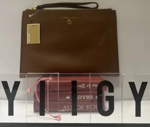 ๐ผ๐ฆ Michael Kors ๐ผ๐ฆ Brown Leather Credit Card Zip Clutch Wristlet Bag ๐ผ W4 - Picture 1 of 10