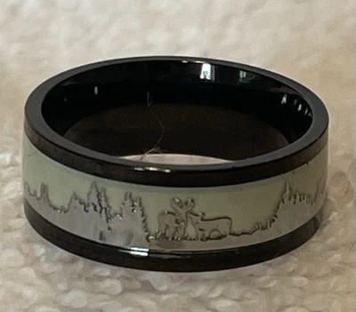 Anillo Acrílico Brilla en la Oscuridad Árboles Ciervos en Bosque Buck & Doe Banda Talla 8 Negro Foto 1 de 4