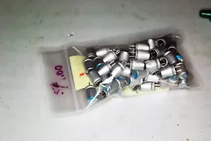 5 pieces 820uf 2.5v solid electrolytic cap 6.3mm x 8.6mm - PULLS GUARANTEED - Picture 1 of 1