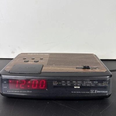 VTG Emerson FM/AM Digital Clock Radio AK2720 WoodGrain Missing Batt Cover Tested - Image 1 of 4