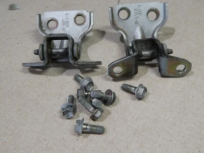 98 99 00 01 02 Isuzu Rodeo passageiro direito porta traseira dobradiças com parafusos superior inferior - Imagem 1 de 2