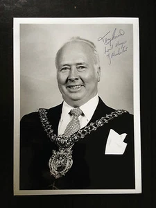 TONY BURNS - FORMER LORD MAYOR OF MANCHESTER - SUPERB SIGNED PHOTOGRAPH - Foto 1 di 1