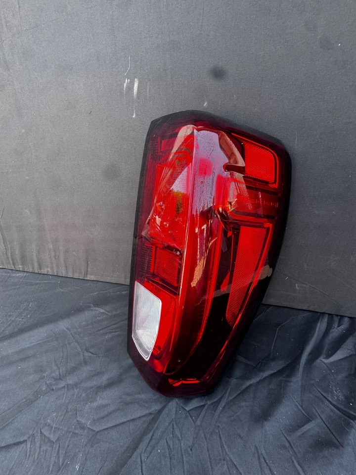 GMC Sierra 2500 3500 2020 2023 luz trasera halógena para pasajeros OEM Foto 1 de 3