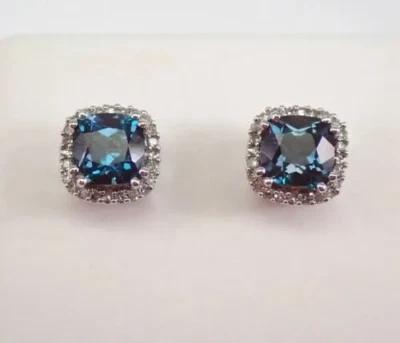 Pendiente de halo de alejandrita creado en laboratorio con cojín de 2,50 quilates enchapado en oro blanco de 14 quilates Foto 1 de 4