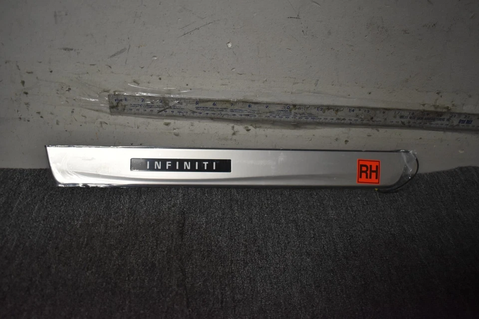 Placa de patada delantera derecha Infiniti Q50 2014-2019 OEM de fábrica Foto 1 de 4