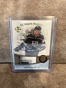 2022-23 UD Ultimate - Ultimate Rookies Samuel Fagemo #130 Gold /99 - Picture 1 of 2
