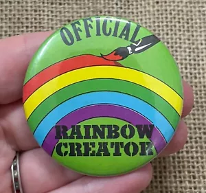 Vintage Ufficiale Rainbow Creator Pulsante Rotondo Pinback 2 1/4 Pollici LGBTQ Pride Fun - Foto 1 di 3