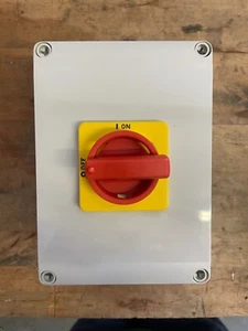 Cutler Hammer SDR3060UIP65RY R/Y NON METALLIC ENCLOSED SWITCH 60A 3 POLE MOTOR - Picture 1 of 6