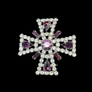 Malteserkreuz Brosche silberfarben mit klaren und lila Strasssteinen (5199) - Bild 1 von 7
