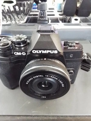 Cámara Olympus OM-D E-M10 Mark IV negra + lente 14-42 mm f/3,5-5,6  Foto 1 de 4