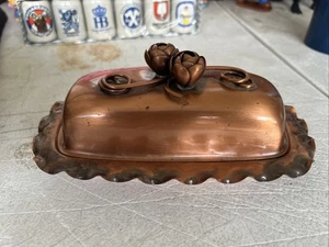 🔥🔥🔥 Plato de mantequilla de cobre macizo gregoriano vintage flores hecho en EE. UU. - Imagen 1 de 5