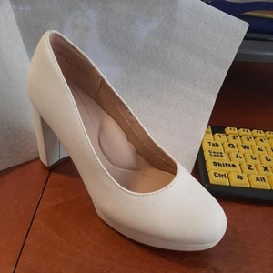 Zapatos de salón Dreampairs plataforma tacón medio blancos talla 7,5 PreLoved buen estado - Imagen 1 de 11