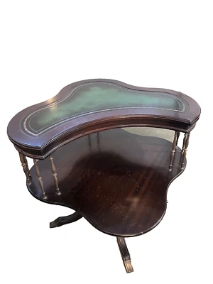 Mesa auxiliar o esquina lateral superior insertada de cuero caoba vintage estilo inusual  Foto 1 de 4