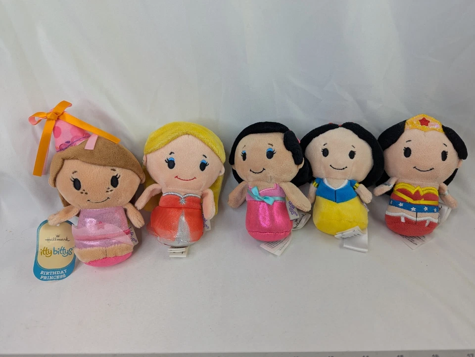 Hallmark Itty Bittys Niñas Barbie Princesa Blancanieves Mujer Maravilla Peluche Foto 1 de 4