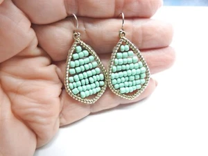 Pendientes colgantes vintage de metal tono dorado con cuentas turquesa - Imagen 1 de 3