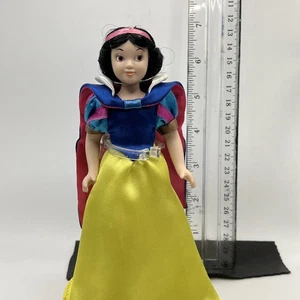 DeAgostini Disney Snow White Porcelain Doll 2005 NO MAGAZINE - Stand Included - Picture 1 of 7