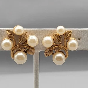 Vintage Marvella Simulated Pearl Gold Tone Leaf Clip On Earrings Signed Jewelry - Picture 1 of 12