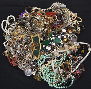 15 POUNDS OF VINTAGE TO MODERN COSTUME JEWELRY Wearable or Crafting Repurpose - Picture 1 of 2