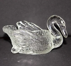 Plato de estatuilla de cisne de cristal 4" de largo miniatura diseño texturizado sin marca - Imagen 1 de 4