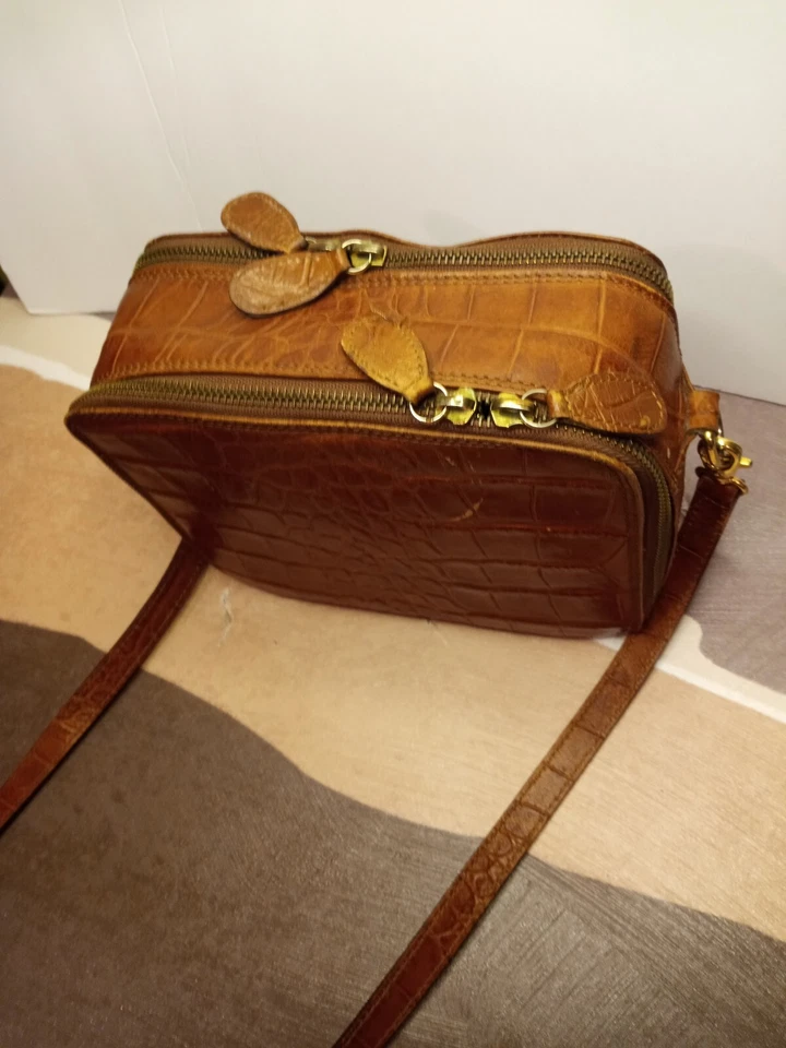 Country Road 黑色皮革矩形金色五金单肩包手提包 — 第 1/4 张图片