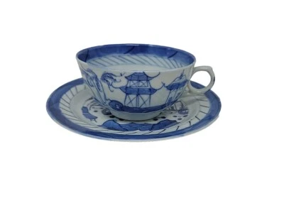Taza y platillo chino de diseño de paisaje de porcelana de exportación azul y blanco años 1800 #2 Foto 1 de 4