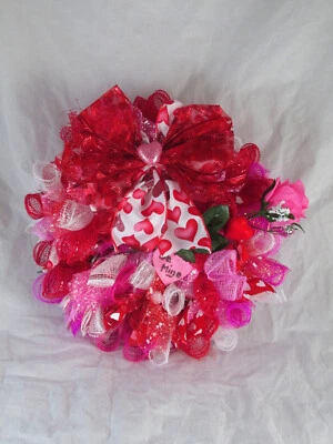 Corona de malla decorativa rizada de 8 pulgadas para San Valentín Foto 1 de 4