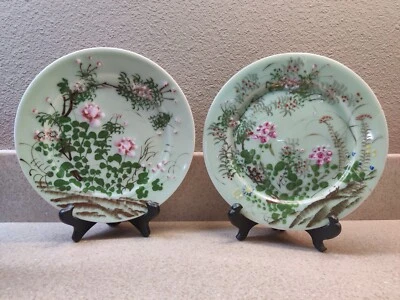 Par de platos de flores antiguos japoneses Seto Celadon pintados a mano en relieve Foto 1 de 4