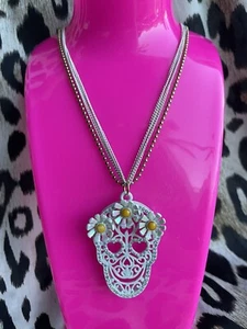 Collar Betsey Johnson Flor Niño Margarita Blanca Corte Láser Calavera de Azúcar AB RARO - Imagen 1 de 5