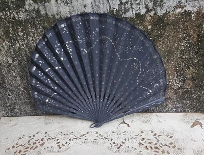Abanico de mano asiático vintage de lentejuelas negras plateadas Foto 1 de 4