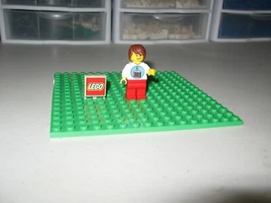 LEGO MINIFIGURE RETIRED BIRTHDAY PARTY MINIFIGURE FROM 2010 - Picture 1 of 5
