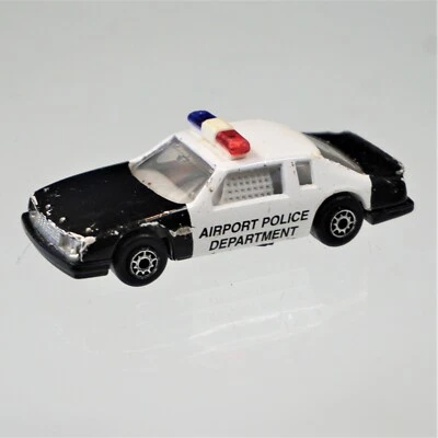 Coche de policía del aeropuerto Maisto Buick LeSabre juguete fundido a presión escala 1/64 negro blanco Foto 1 de 4