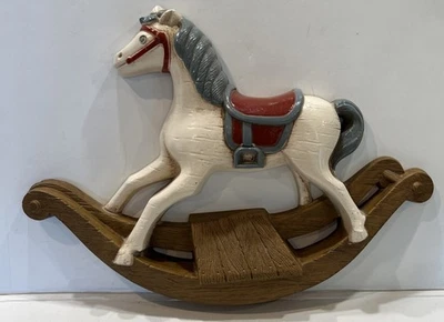 Decoración de pared vintage para guardería de bebé caballo mecedor madera años 80 hecha en EE. UU. Foto 1 de 4