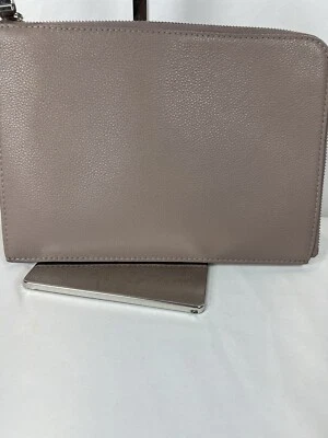 Autêntica bolsa de mão Louis Vuitton Taurillon Pochette Jules PM bege Th4167 R99760 - Imagem 1 de 4