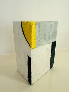 Moderna escultura abstracta de madera rectangular blanca gris negra y amarilla - Imagen 1 de 10