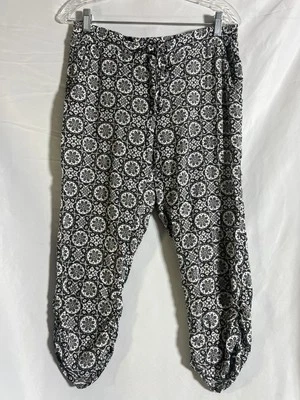 Calça American Rag Feminina Pequena Estampa Floral Preto/Branco Perna Larga Relaxada - Imagem 1 de 4