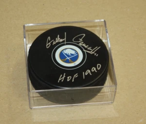 Buffalo Sables Gilbert Perreault Autografiado FIRMADO Puck Salón 1990 JSA con Estuche - Imagen 1 de 2