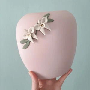 Vtg Modern 80s Neo Deco Porcelain Orchid Vase Pastel Matte Pink Mauve 3-D Floral - Picture 1 of 5