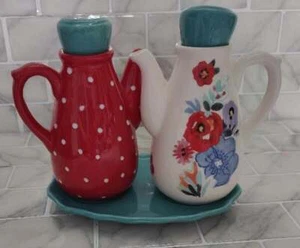 Pioneer Woman Flea Market Pattern Oil & Vinegar Pitcher Cruet With Tray Set Flor - Imagen 1 de 4