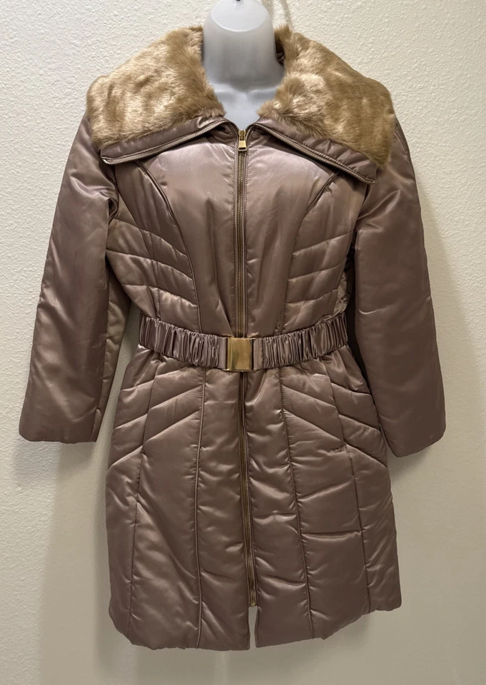 Abrigo acolchado con cinturón dorado tostado Alfani cuello de piel sintética talla mediana.  Gently Loved Foto 1 de 4