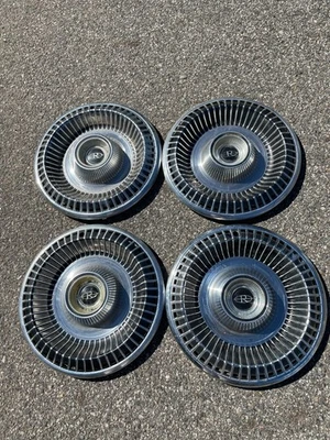 Juego de fábrica Buick Riviera 1965 tapacubos de 15 pulgadas cubiertas de rueda Foto 1 de 4