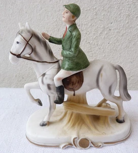 CAVALIER SUR SON CHEVAL  BISCUIT - Picture 1 of 1