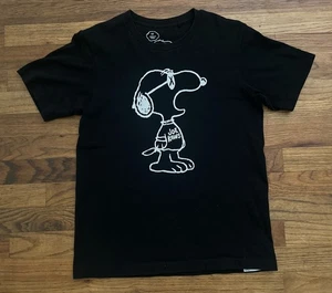 Camisa KAWS x Peanuts Para Hombres XS Negra Blanca Joe Kaws Snoopy Cuello Redondo Uniqlo UT - Imagen 1 de 3